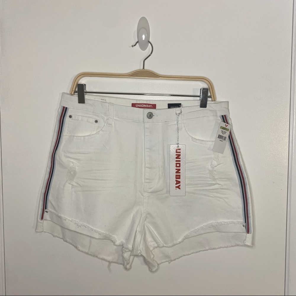 NEW white distressed short